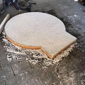 Bund til udendørs pizzaovn støbes Bund til udendørs pizzaovn støbes i perlite